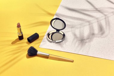 Düz Kağıt arka plan üzerinde yalan Womans aksesuarları. Sarı ve beyaz pastel renkler ürünler civarında kopya alanı ile.