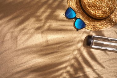 Bayan plaj aksesuarları veya kum zemin üzerine yaz kıyafeti. Kopya alanı ile üstten görünüm