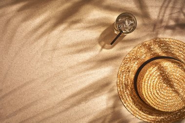 Kum plajındaki yaz aksesuar üstten görünüm