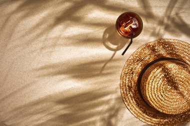 Kum plajındaki yaz aksesuar üstten görünüm