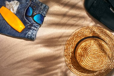 Yaz arka plan ile hasır şapka, güneş gözlüğü, güneş kremi şişe ve flip flop