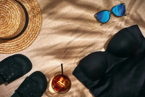 Accessoires de plage pour femmes ou tenue d'été sur fond de sable. Vue supérieure avec espace de copie — Photo