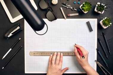 Ofis resepsiyon arka plan el inşaat proje fikirleri kavramı, tablet, çizim malzemeleri ve lamba ile yazma kalemi ile. Yukarıdan görüntülemek