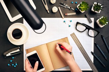 Konsept Mimarlar. Mimarlar işyeri, mimari proje, planları, cetvel. Mühendis ve bir kalem tutan bir defterde yazıyor. Ofiste bir plan ile masaya ekipman Mimarlar.