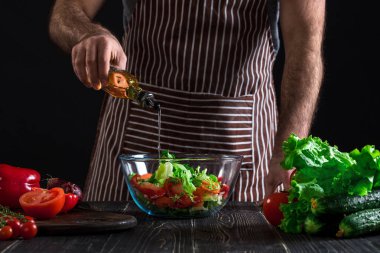 yemek ve ev concept - erkek el salata bir kase zeytinyağı ile tatlandırma yakın çekim