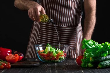 yemek ve ev concept - erkek el salata bir kase zeytinyağı ile tatlandırma yakın çekim