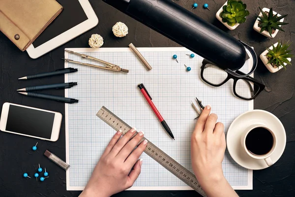 Büro Schreibtisch Hintergrund Hand mit Stift schreiben Konstruktionsideen Konzept. mit Tablet, Zeichengerät und einer Tasse Kaffee. Blick von oben — Stockfoto