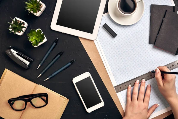 Escritório mão de fundo com caneta escrita conceito de ideias de projeto de construção. Com tablet, equipamento de desenho e uma xícara de café. Vista de cima — Fotografia de Stock