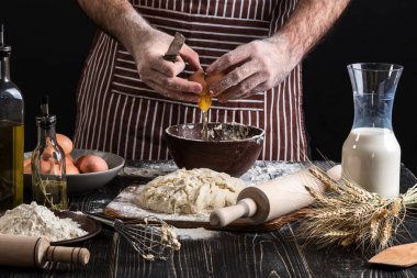 Doğru bir şekilde sonları hamur yapmak için yumurta pişirmek.