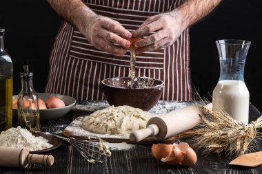 Doğru bir şekilde sonları hamur yapmak için yumurta pişirmek.