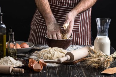 Mens eller arka planı hamur yoğurmak. Yemek Unlu Mamüller veya hamur ekmek, kek, pasta, pizza hamuru için malzemeler .