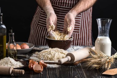 Mens eller arka planı hamur yoğurmak. Yemek Unlu Mamüller veya hamur ekmek, kek, pasta, pizza hamuru için malzemeler .