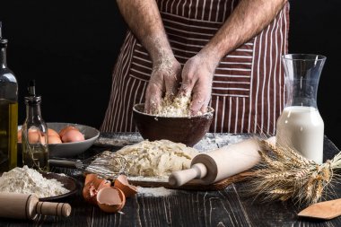 Mens eller arka planı hamur yoğurmak. Yemek Unlu Mamüller veya hamur ekmek, kek, pasta, pizza hamuru için malzemeler .