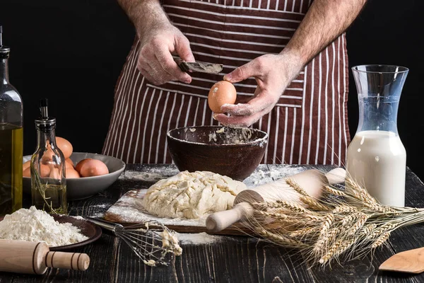 Doğru bir şekilde sonları hamur yapmak için yumurta pişirmek.
