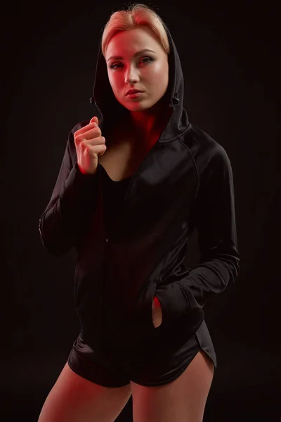 검은 까마귀, 스포츠 속옷과 약간 검은 반바지에 슬림 섹시 한 그림 아름 다운 매혹적인 발랄 한 소녀 스튜디오 포즈 — 스톡 사진