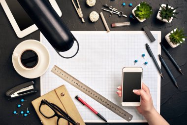 Planı üzerinde çalışan mimar. İşyeri - mimari proje, planları, tablet pc Mimarlar. Mühendislik araçları. Üstten Görünüm