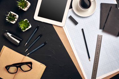 Mimarlar araçlar siyah arka planda çalışır. Üstten Görünüm