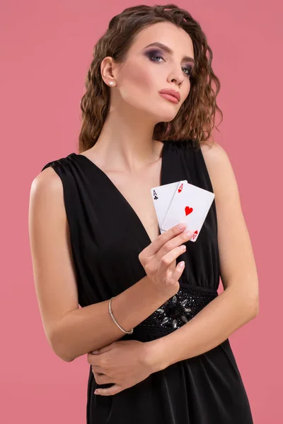 카지노에서 도박 포커 카드로 아름 다운 백인 여자. 스튜디오 촬영 — 스톡 사진
