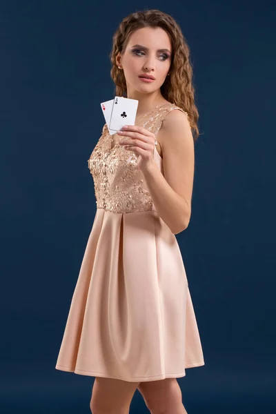 Schöne kaukasische Frau mit Pokerkarten, die im Casino spielen. Studioaufnahme — Stockfoto