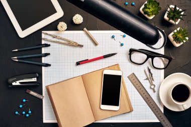 Çeşitli araçları ve belgeleri ile office mühendisler Danışma