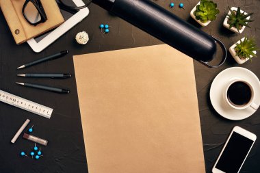 Çeşitli araçları ve belgeleri ile office mühendisler Danışma