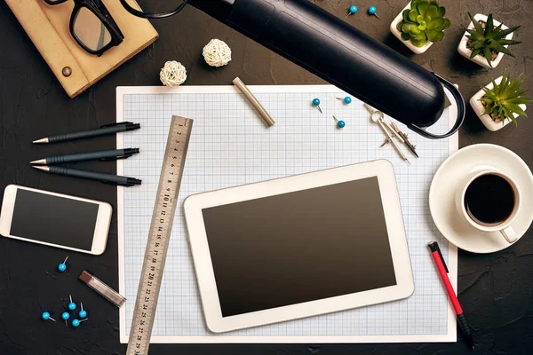 Ingenieure Schreibtisch im Büro mit verschiedenen Gadgets und Dokumenten — Stockfoto