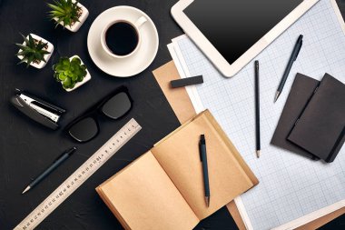 Mimarlar araçlar siyah arka planda çalışır. Üstten Görünüm