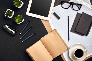 Mimarlar araçlar siyah arka planda çalışır. Üstten Görünüm