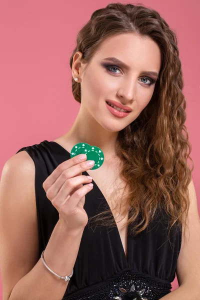 Retrato de uma bela jovem com fichas de poker em fundo rosa — Fotografia de Stock