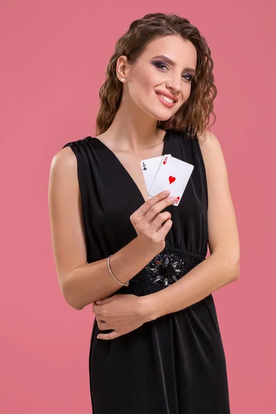 カジノでのギャンブル ポーカー カードで美しい白人女性。スタジオ撮影 — ストック写真