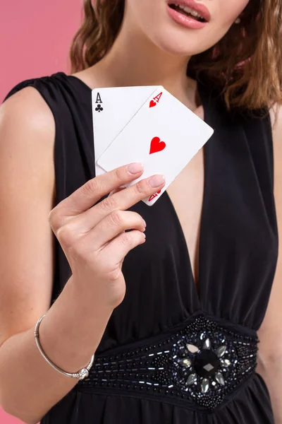 카지노에서 도박 포커 카드로 아름 다운 백인 여자. 스튜디오 촬영 — 스톡 사진