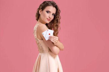 Güzel beyaz bir kadınla kumar casino poker kartları. Stüdyo vurdu
