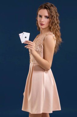 Güzel beyaz bir kadınla kumar casino poker kartları. Stüdyo vurdu