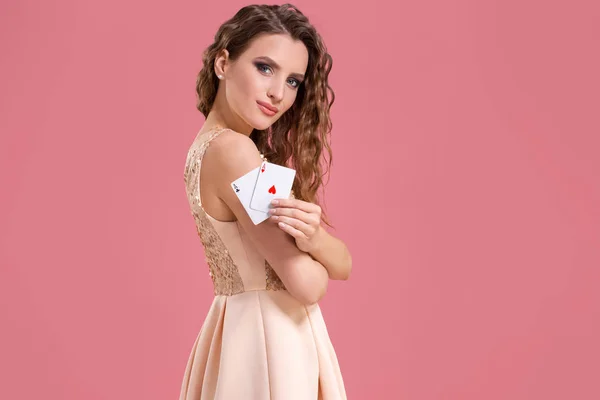 Krásná Kavkazský žena s kartami poker hazardní hry v kasinu. Studio záběr — Stock fotografie