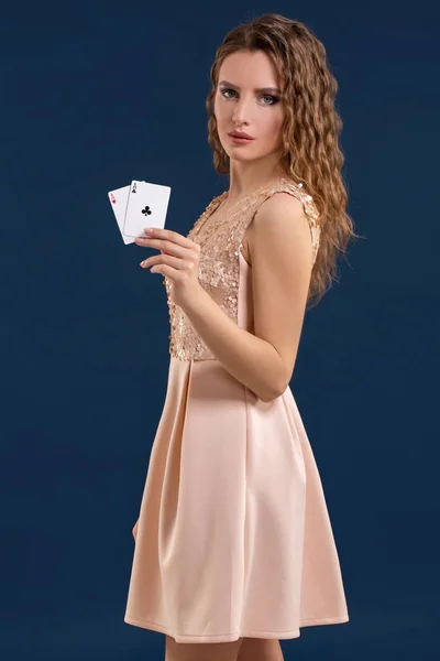 Красивая белая женщина с карточками в казино. Снимок студии — стоковое фото