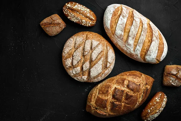 Piekarnia - złota rustykalne wypiek chlebów chleb i bułeczki na tle Czarna tablica. — Zdjęcie stockowe