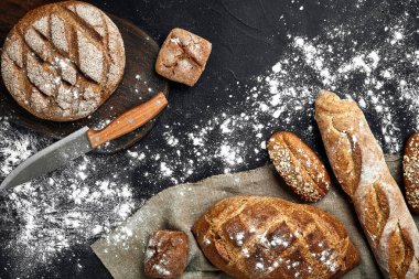 Ev yapımı çavdar ekmeği un ve çeşitli tahıl ve tohum spikelets buğday veya çavdar ve yulaf siyah bir zemin üzerine serpilir.