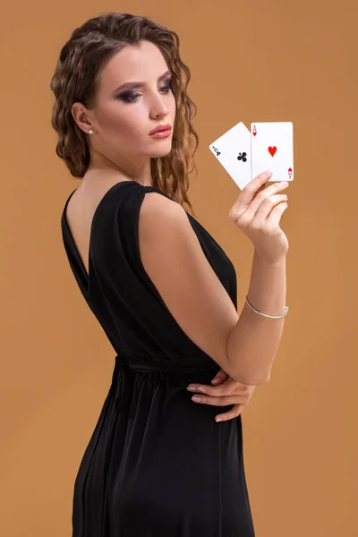火かき棒ゲーム、ギャンブル、カジノのための印として 2 つの ace を保持している茶色の髪美人 — ストック写真