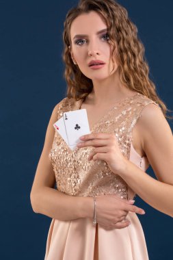 Poker kartları kazanan kombinasyonu koyu mavi arka plan üzerinde tutan genç güzel kadın. İki as