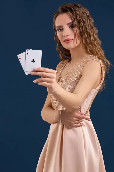 Mladá krásná žena držící výherní kombinace poker karty na tmavě modrém pozadí. Dvě esa — Stock fotografie