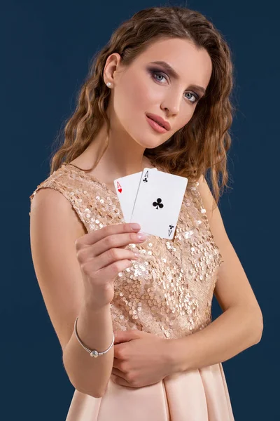 Mladá krásná žena držící výherní kombinace poker karty na tmavě modrém pozadí. Dvě esa — Stock fotografie