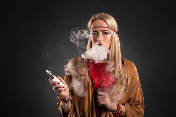 性感的年轻时髦的肖像吸烟 vaping 女孩。这个女人穿着波西米亚的风格。蒸气概念。Vaping 电子烟. — 图库照片