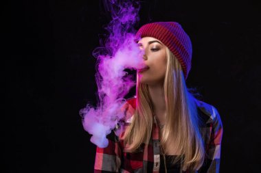 Vaping kız. Genç hipster kadın vape e-cig studio siyah arka plan üzerinde. Hip-hop tarzı. Yakın çekim.