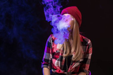 Vaping kız. Genç hipster kadın vape e-cig studio siyah arka plan üzerinde. Hip-hop tarzı. Yakın çekim.