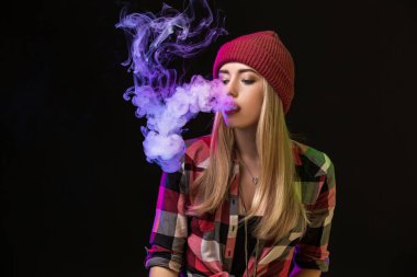 Vaping kız. Genç hipster kadın vape e-cig studio siyah arka plan üzerinde. Hip-hop tarzı. Yakın çekim.