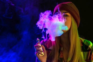Vaping kız. Genç hipster kadın vape e-cig studio siyah arka plan üzerinde. Hip-hop tarzı. Yakın çekim.