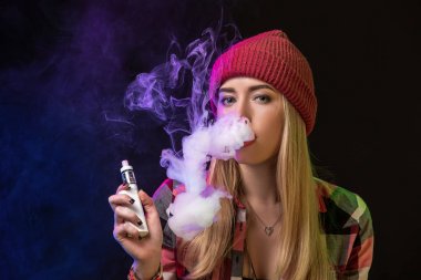 Vaping kız. Genç hipster kadın vape e-cig studio siyah arka plan üzerinde. Hip-hop tarzı. Yakın çekim.