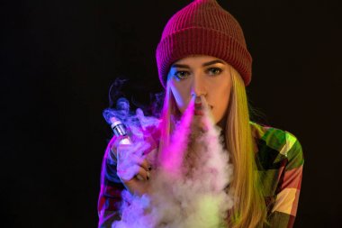 Vaping kız. Genç hipster kadın vape e-cig studio siyah arka plan üzerinde. Hip-hop tarzı. Yakın çekim.