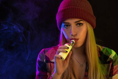 Genç hippi vaping kız portresi. Buharı kavramı. Vaping e-sigara. Yakın çekim