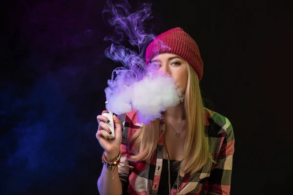 Vaping lány. Fiatal csípő nő vape e-cigi a stúdió-fekete háttér. Hip-hop stílusban. Közelről. — Stock Fotó